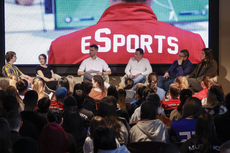 24.05.2023 Die Bayerische Staatsministerin für Digitales Judith Gerlach besucht den BFV für das  „Projekt e-Sports und Gaming in Bayern“ in der Allianz Arena

Foto: © Daniel Löb für Bayerischer Fußball-Verband Service GmbH
Auf der Hut 27, 91301 Forchheim
Mobil: 0171/4157296