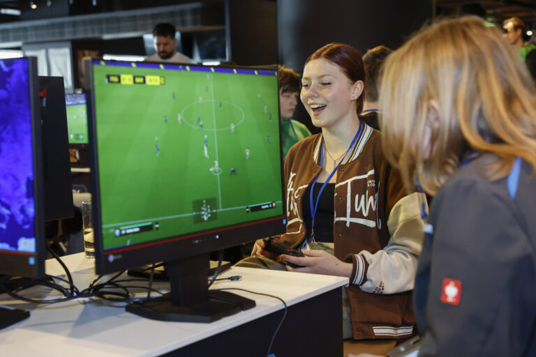 24.05.2023 Die Bayerische Staatsministerin für Digitales Judith Gerlach besucht den BFV für das  „Projekt e-Sports und Gaming in Bayern“ in der Allianz Arena

Foto: © Daniel Löb für Bayerischer Fußball-Verband Service GmbH
Auf der Hut 27, 91301 Forchheim
Mobil: 0171/4157296