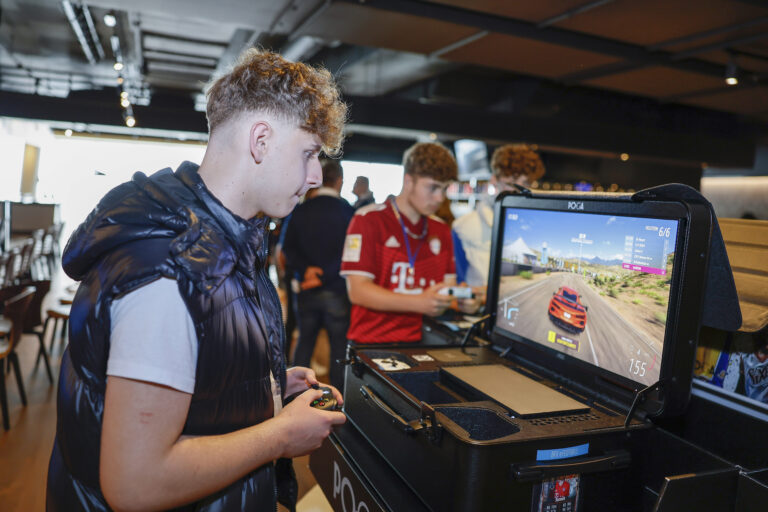 24.05.2023 Die Bayerische Staatsministerin für Digitales Judith Gerlach besucht den BFV für das  „Projekt e-Sports und Gaming in Bayern“ in der Allianz Arena

Foto: © Daniel Löb für Bayerischer Fußball-Verband Service GmbH
Auf der Hut 27, 91301 Forchheim
Mobil: 0171/4157296