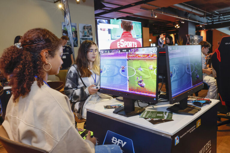 24.05.2023 Die Bayerische Staatsministerin für Digitales Judith Gerlach besucht den BFV für das  „Projekt e-Sports und Gaming in Bayern“ in der Allianz Arena

Foto: © Daniel Löb für Bayerischer Fußball-Verband Service GmbH
Auf der Hut 27, 91301 Forchheim
Mobil: 0171/4157296